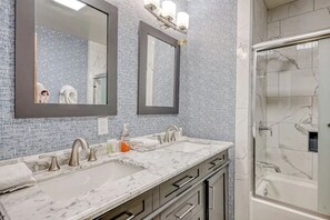 Shower, hair dryer, towels - Fireplace | Pool Table | WiFi | Hot Tub | Deer Haven (Angel Fire)