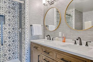 Shower, hair dryer, towels - Fireplace | Pool Table | WiFi | Hot Tub | Deer Haven (Angel Fire)