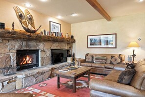 Smart TV, fireplace, books, stereo