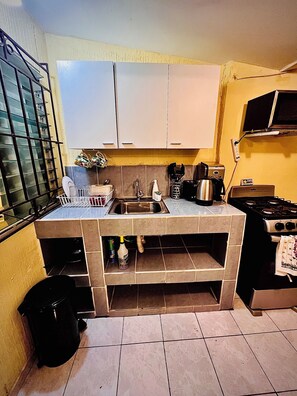 Fridge, microwave, oven, stovetop - Charming 2-bedroom house with WiFi, AC in Marvelous Nuevo Lourdes (Nuevo Lourdes)
