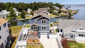 Zona residencial con casas, un muelle y una masa de agua.