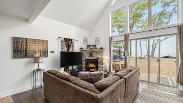 TV, fireplace, stereo