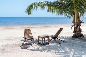En la playa, arena blanca, toallas de playa, masajes en la playa
