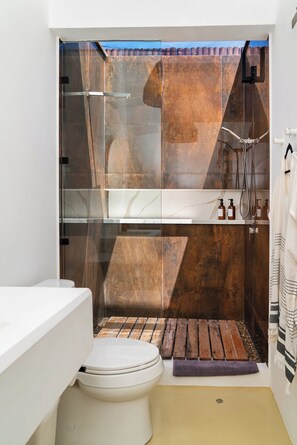 特色開放式套房, 1 張特大雙人床, 海景, 面海 | 浴室 | 淋浴設備、淋浴花灑、環保盥洗用品、吹風機