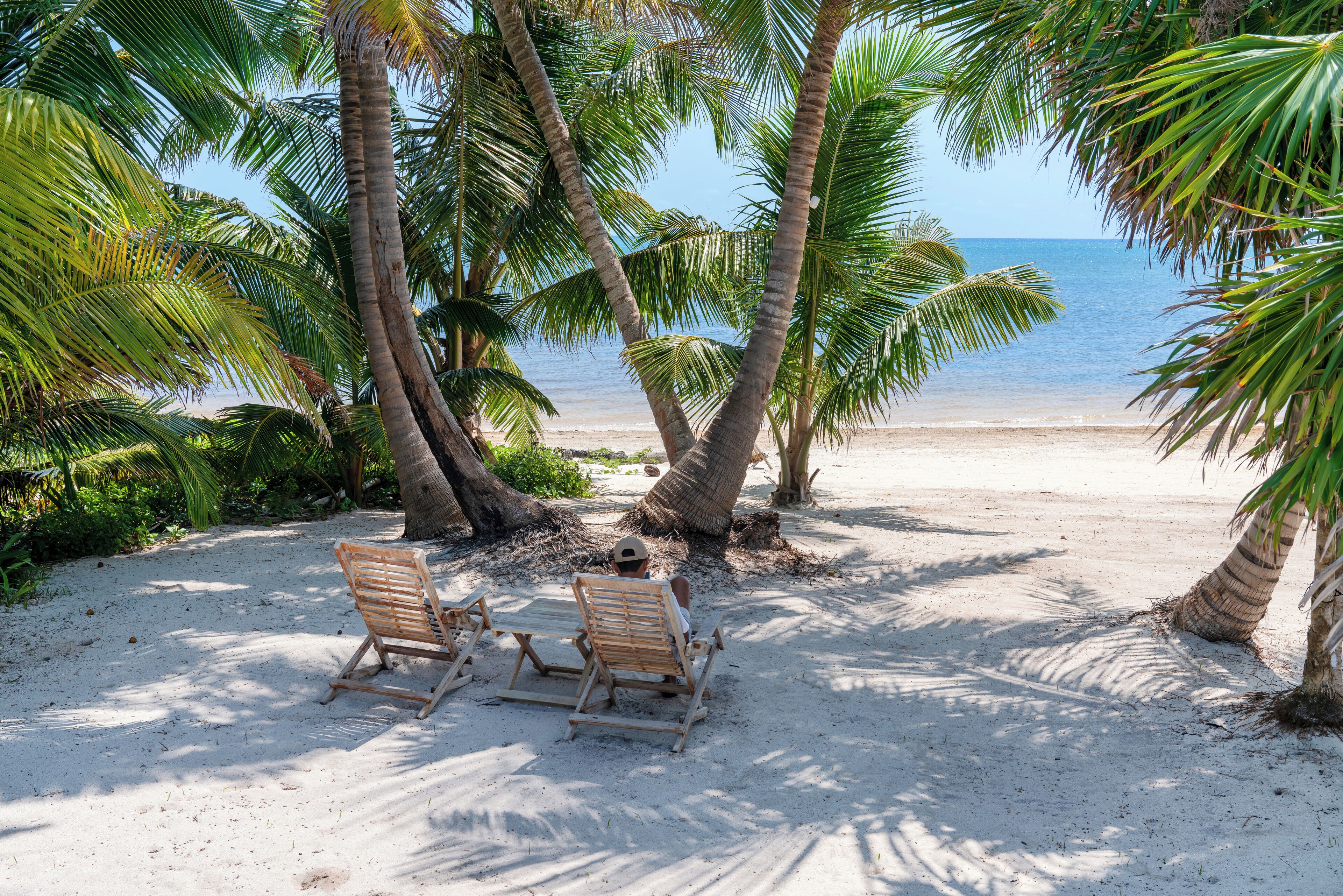 Plage, sable blanc, serviettes de plage, massages sur la plage