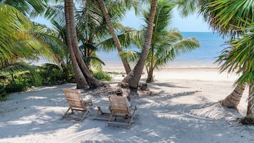 Plage, sable blanc, serviettes de plage, massages sur la plage