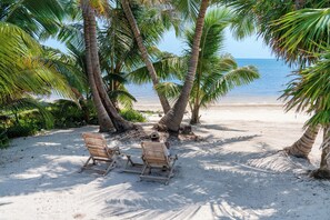 På stranden, vit sandstrand, strandhanddukar och massage på stranden