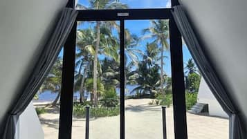 Studio Suite Khas, 1 Tempat Tidur King, pemandangan laut, menghadap laut | Seprai premium, bantalan ekstra lembut, dan brankas