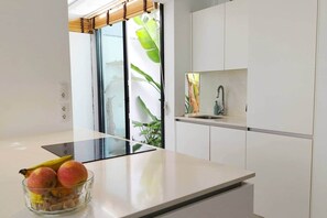 Kylskåp, mikrovågsugn, ugn och spishäll