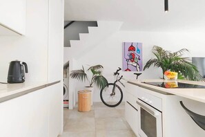 Køleskab, mikrobølgeovn, ovn, kogeplade