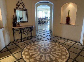 المنشأة من الداخل