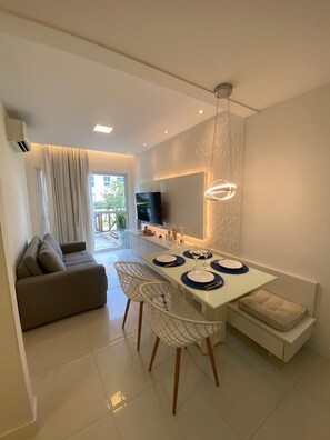 Familienapartment, Mehrere Betten | Wohnbereich | Flachbildfernseher