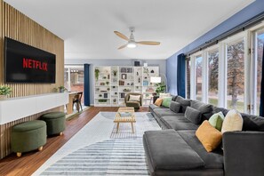 Smart-TV, Kamin, Tischfußball, Tischtennisplatte