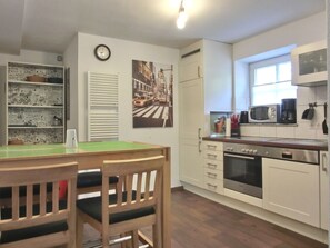 Fridge, microwave, oven, stovetop - Only approx. 300m to the fine sandy beach close to Warnemünde in Markgrafenheide. - (Rostock)