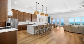 ثلاجة، ميكروويف، فرن، موقد طهي مسطح