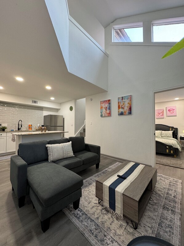 Living area - DT Dallas 2BD COZY GEM 5 Min from Love Field (Dallas)