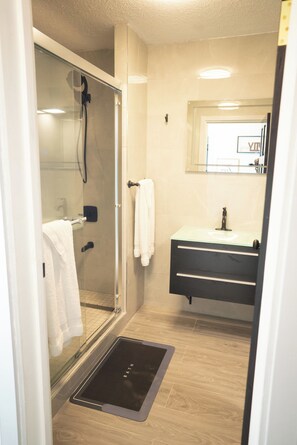 Haartrockner, Handtücher, Seife, Toilettenpapier