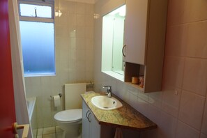 Hair dryer, towels, soap, shampoo - Spacious home near Sky Lagoon (Kópavogur)
