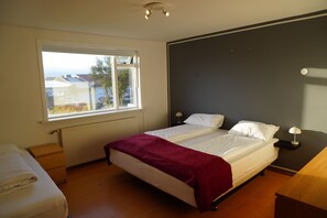 3 bedrooms, WiFi, bed sheets - Spacious home near Sky Lagoon (Kópavogur)