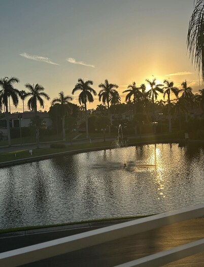 Charming 2-bedroom condo with WiFi, AC in superb St. Petersburg