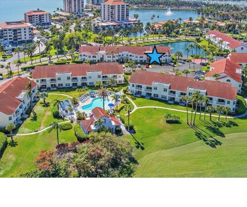 Charming 2-bedroom condo with WiFi, AC in superb St. Petersburg