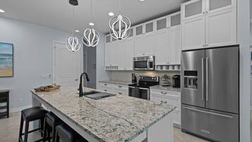 冰箱、微波炉、烤箱、炉灶