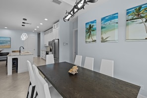 Dining - Luxurious 4-Bedroom Pool Home -Walk to Beach & Restaurants (Fort Pierce)