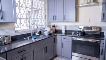 Microondas, horno, placa de cocina