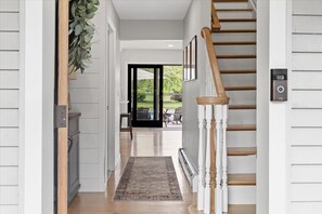 5 bedrooms, desk, iron/ironing board, travel crib - Serene Hudson Valley Escape in Historic Montgomery with Hottub,Pool,King Suite (Montgomery)