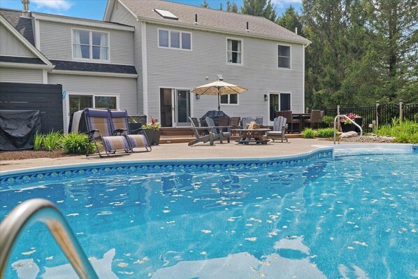 Alberca al aire libre y alberca climatizada