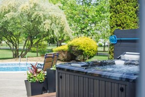 Property grounds - Serene Hudson Valley Escape in Historic Montgomery with Hottub,Pool,King Suite (Montgomery)