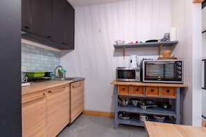 Een koelkast, een microgolfoven, een oven, een kookplaat