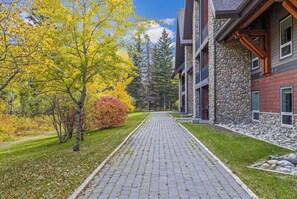 Property grounds - Cozy Corner 2BR Condo | Pool, Hot Tub, Park Pass (Canmore)