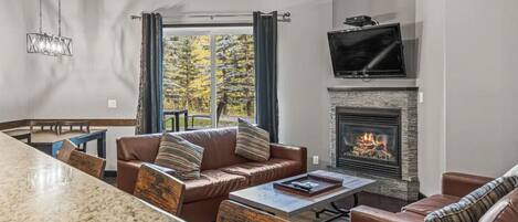 Smart TV, fireplace