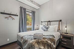 2 chambres, fer et planche à repasser, lit de bébé portatif