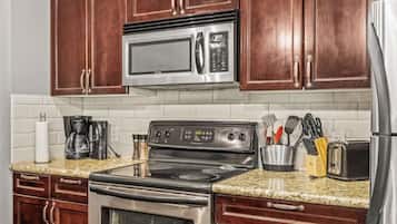 Een koelkast, een magnetron, een oven, een kookplaat