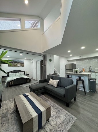 DT Dallas 2BD COZY ABODE 5 Min from Love Field