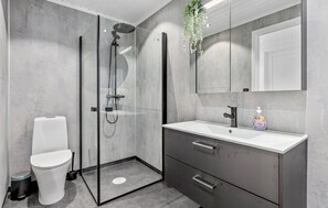 Shower - 4 bedroom lovely home in Risør (Risør)