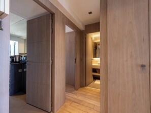 Dusj, hårføner, håndklær og såpe