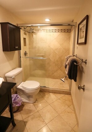 Dusch, hårtork, handdukar och tvål