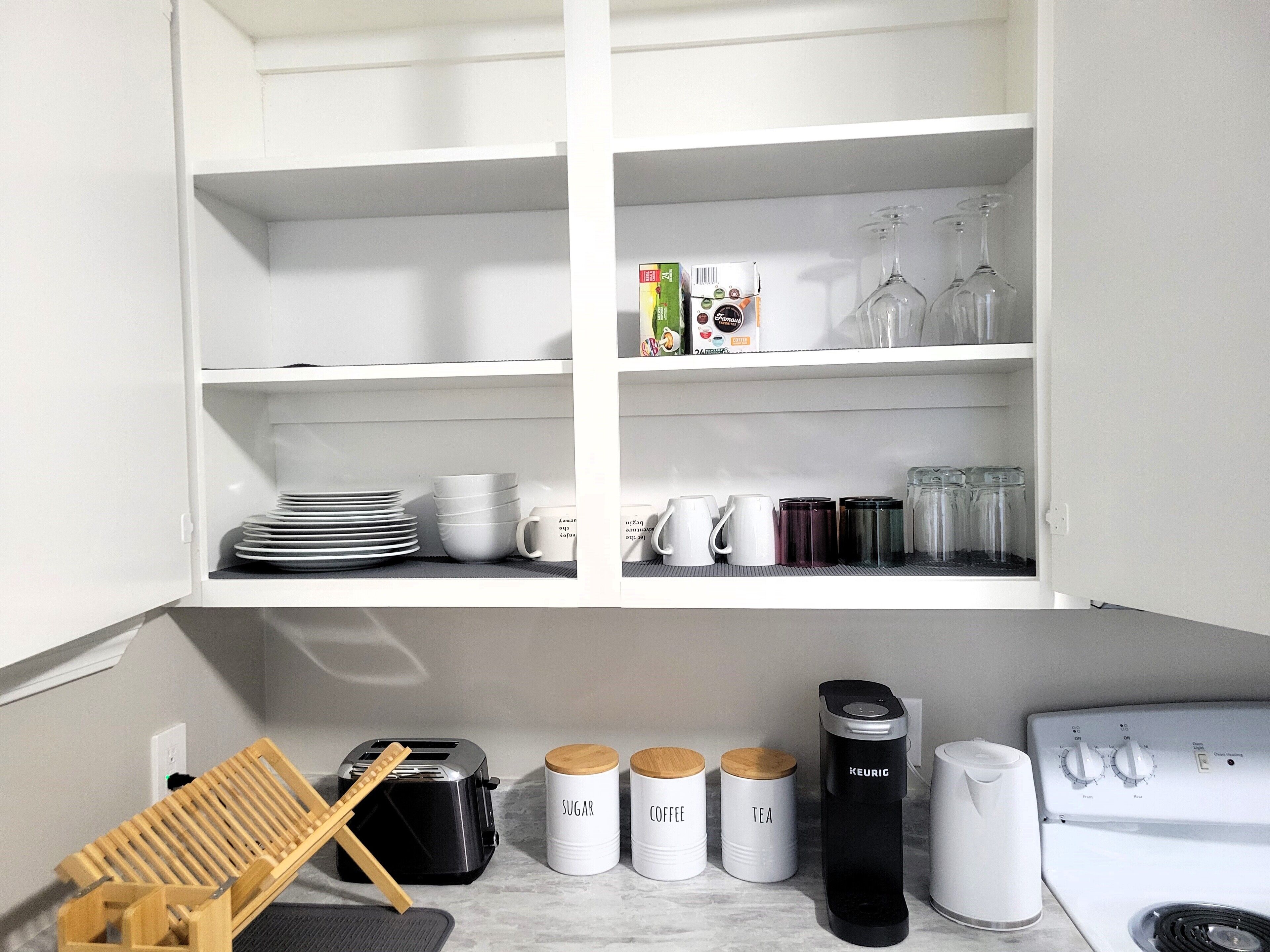 Een koelkast, een microgolfoven, een oven, een kookplaat