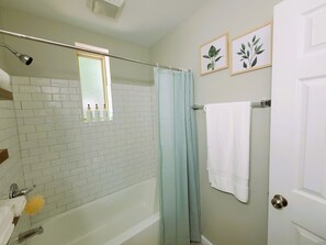 Hair dryer, towels, soap, shampoo - Charming 2-Bedroom, 1-Bath bungalow  (Columbia)