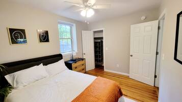 2 dormitorios, tabla de planchar con plancha, cuna de viaje