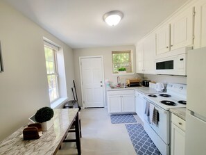 Fridge, microwave, oven, stovetop - Charming 2-Bedroom, 1-Bath bungalow (Columbia)