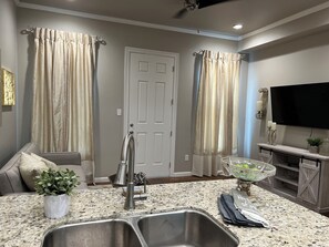 Réfrigérateur, four à micro-ondes, un four, surface de cuisson