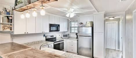 Refrigerador, microondas, horno, placa de cocina