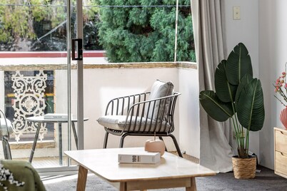 Cosy & Convenient Place with Free Parking in Inner West Area