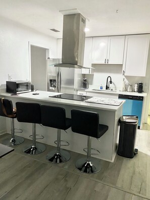 Microwave, oven, stovetop, dishwasher - Spacious 4-bedroom house with AC and WiFi in charming Tallahassee (Tallahassee)