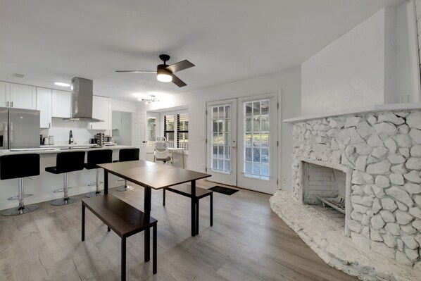 Microwave, oven, stovetop, dishwasher - Spacious 4-bedroom house with AC and WiFi in charming Tallahassee (Tallahassee)