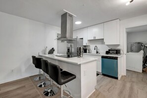 Microwave, oven, stovetop, dishwasher - Spacious 4-bedroom house with AC and WiFi in charming Tallahassee (Tallahassee)